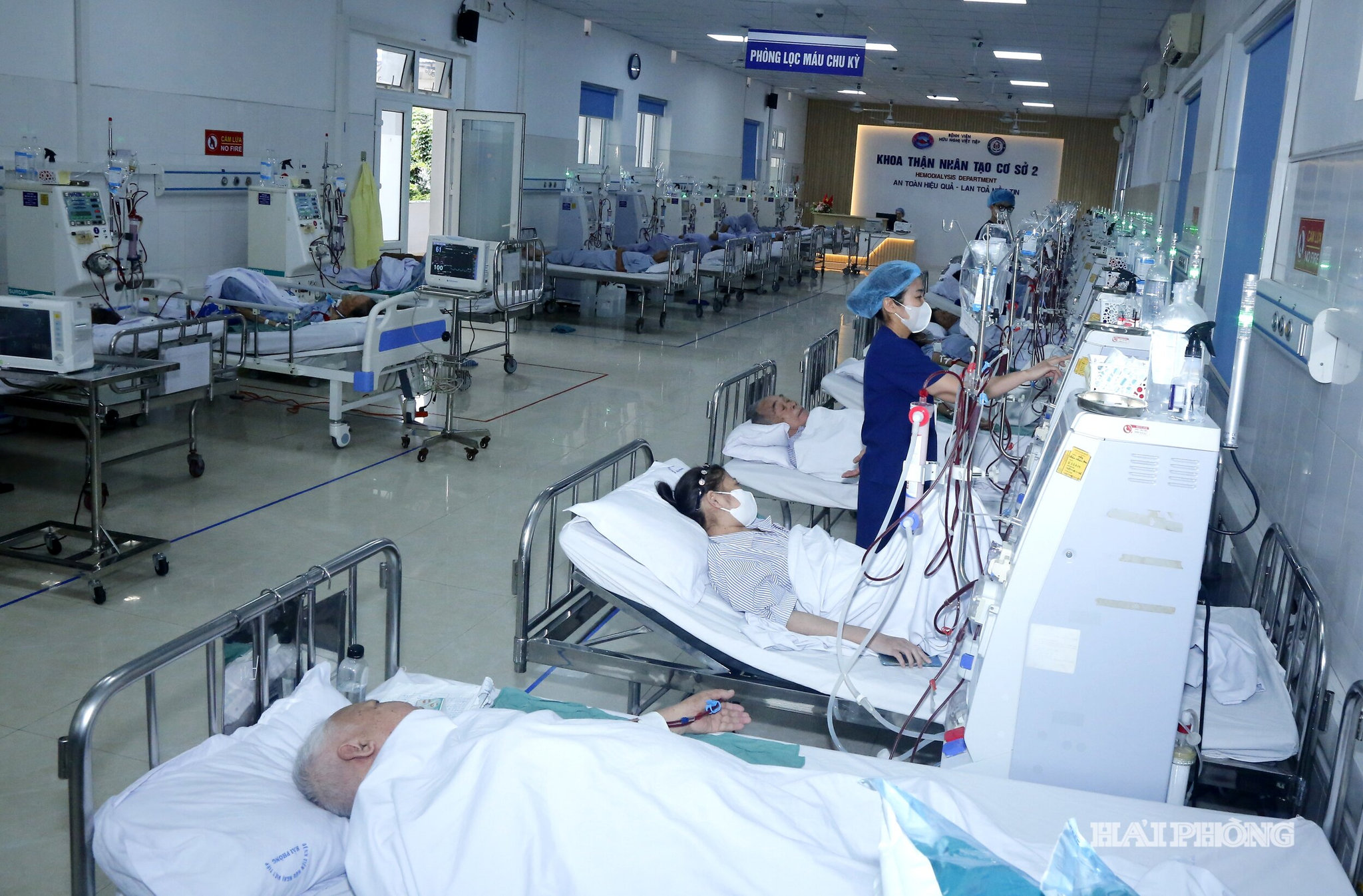 Các ý, bác sĩ chăm sóc người bệnh lọc máu tại Khoa Thận nhân tạo