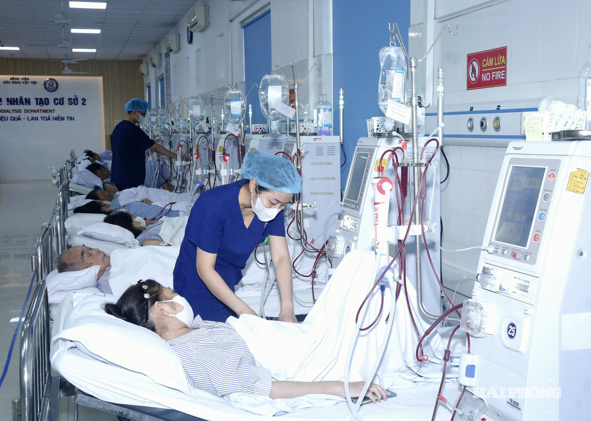 Các ý, bác sĩ chăm sóc người bệnh lọc máu tại Khoa Thận nhân tạo