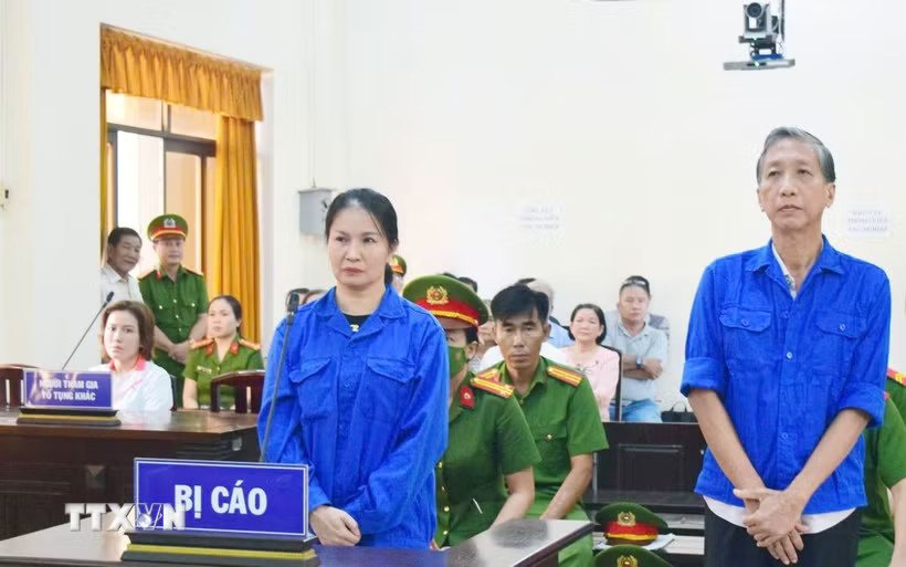 Bị cáo Lê Văn Mót (phải) lĩnh án 18 năm tù về tội “Lừa đảo chiếm đoạt tài sản.” (Ảnh: Văn Sĩ/TTXVN)