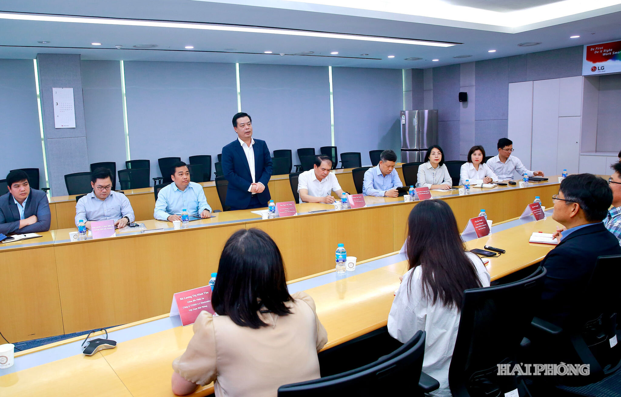 Đồng chí Phạm Văn Thép, Ủy viên Ban Thường vụ Thành ủy, Trưởng Ban Quản lý khu kinh tế Hải Phòng làm việc với các công ty thuộc Tập đoàn LG tại Khu công nghiệp Tràng Duệ nhằm lắng nghe, tháo gỡ khó khăn, vướng mắc, thể hiện tinh thần đồng hành, vì doanh nghiệp.