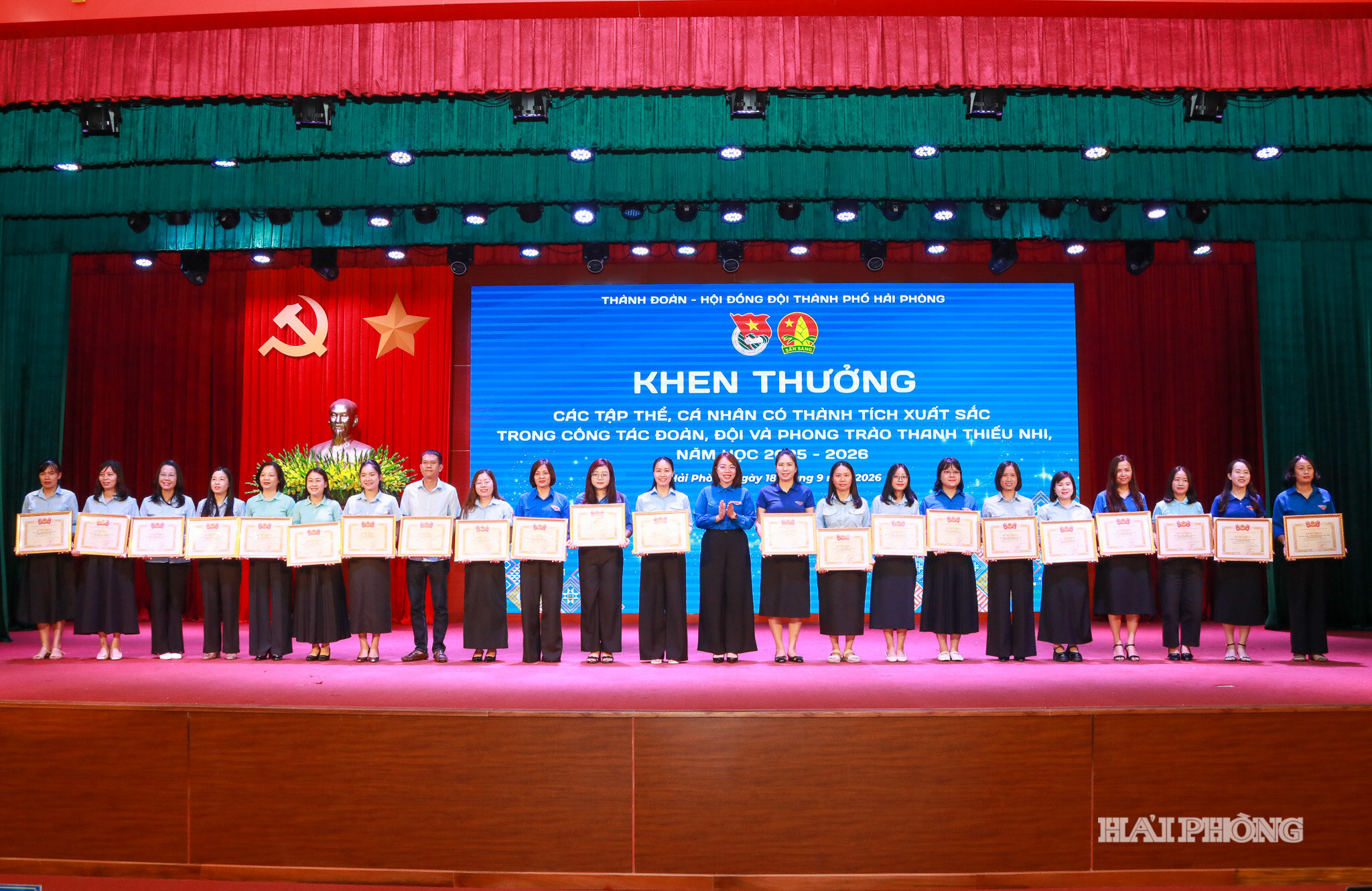 Đại diện BCH Đoàn thành phố trao bằng khen tặng các cá nhân có thành tích xuất sắc