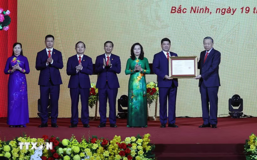 Tổng Bí thư, Chủ tịch nước Tô Lâm trao Nghị quyết của Quốc hội về việc thành lập thành phố Bắc Ninh cho lãnh đạo Thành phố. (Ảnh: Thống Nhất/TTXVN)