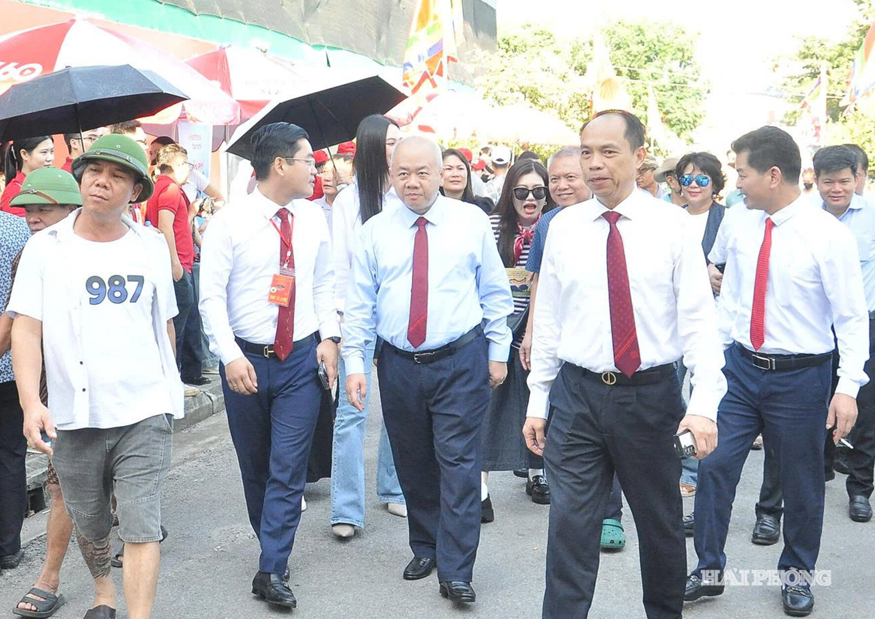 Sáng 19/9, Vòng chung kết Lễ hội chọi trâu truyền thống Đồ Sơn - VTV 2026 diễn ra tại sân vận động trung tâm phường Đồ Sơn. Trong ảnh: Đồng chí Đỗ Thành Trung, Phó Bí thư Thành ủy, Chủ tịch UBND thành phố Hải Phòng (đi giữa, hàng đầu) dự lễ hội