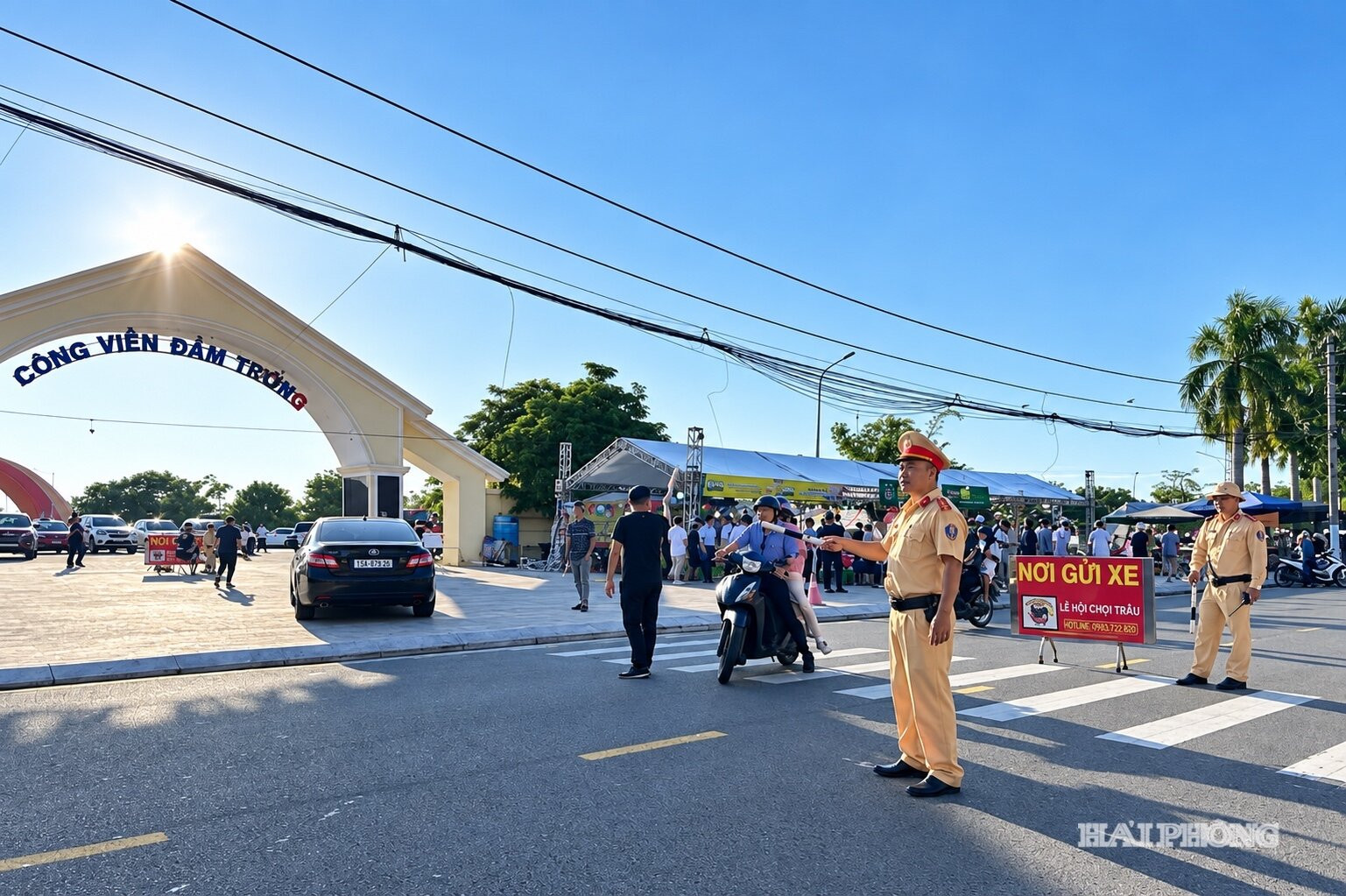 Lực lượng cảnh sát giao thông hướng dẫn, phân luồng, bảo đảm giao thông thông suốt tại khu vực diễn ra lễ hội.