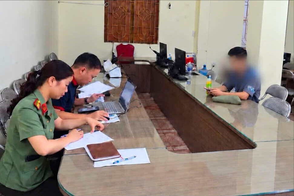 cong-an-le-chan-hoi-nhom-xau-doc.jpg