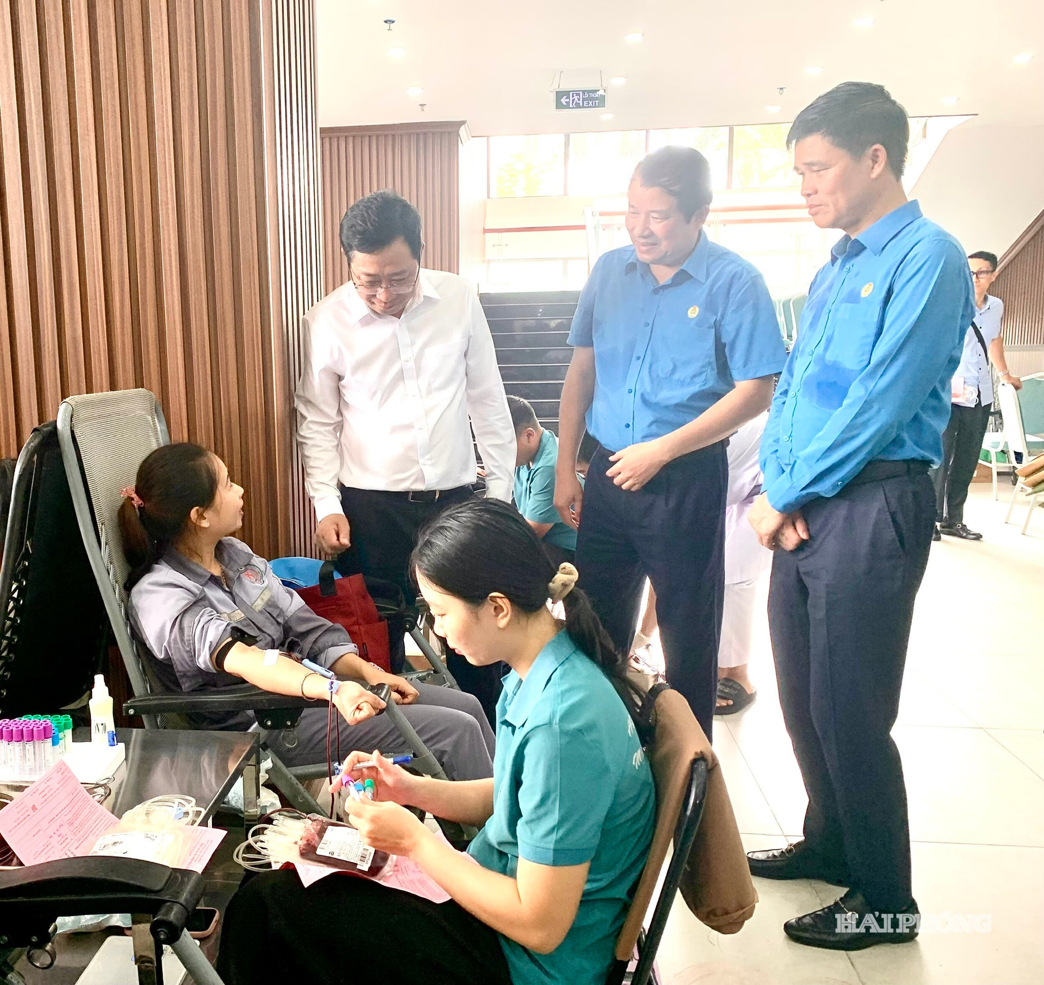 Các đồng chí lãnh đạo Trung ương MTTQ Việt Nam, Tổng Liên đoàn Lao động Việt Nam, Liên đoàn Lao động thành phố động viên người hiến máu tình nguyện.