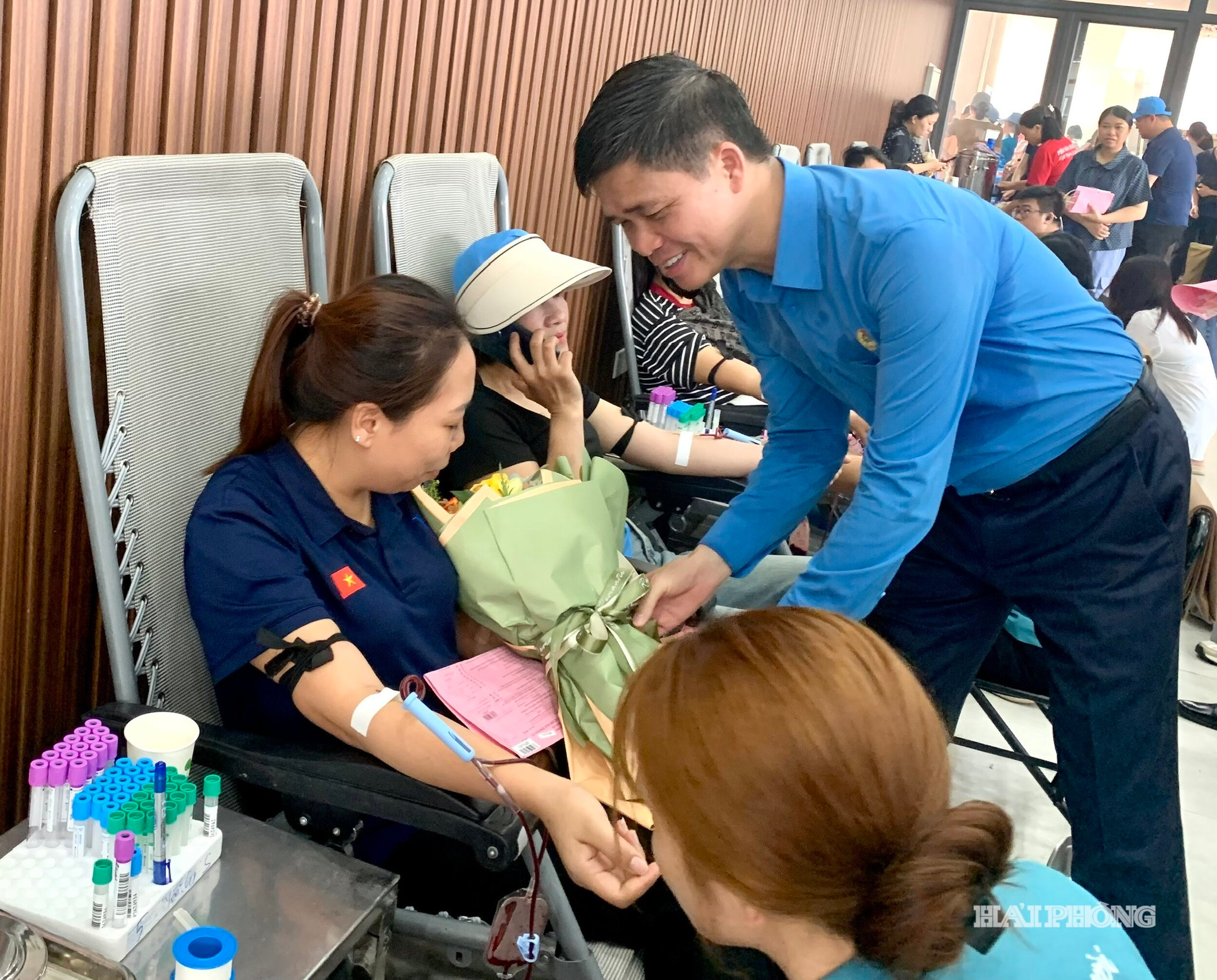 Đồng chí Ngọ Duy Hiểu, Phó Chủ tịch Thường trực Tổng Liên đoàn Lao động Việt Nam tặng hoa động viên người tham gia hiến máu. 