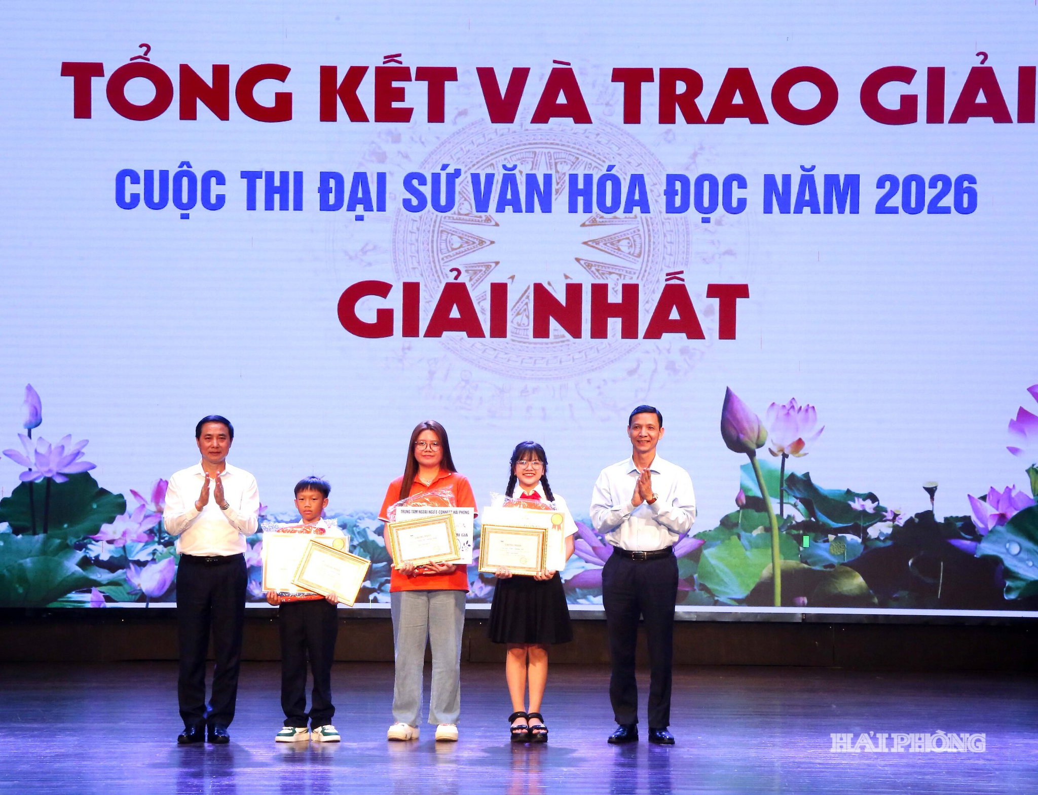 nhat.jpg