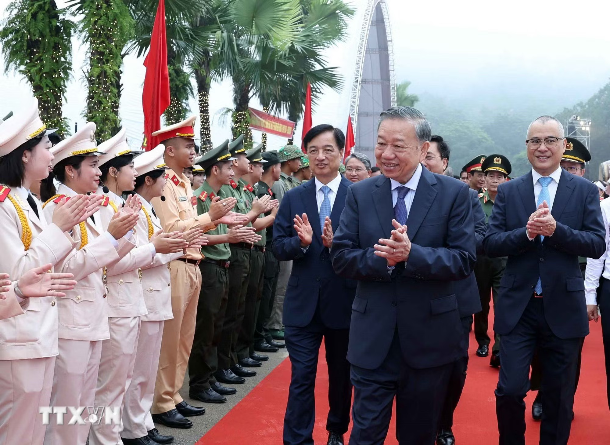 ttxvn-1909-tong-bi-thu-chu-tich-nuoc-khanh-thanh-tuong-dai-bac-ho-voi-non-song-5.jpg