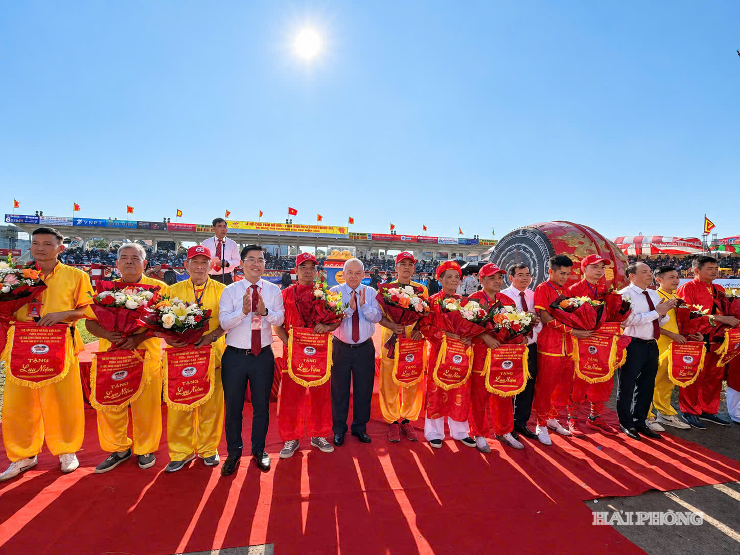 Đồng chí Đỗ Thành Trung, Phó Bí thư Thành ủy, Chủ tịch UBND thành phố tặng hoa và cờ lưu niệm cho các chủ trâu.