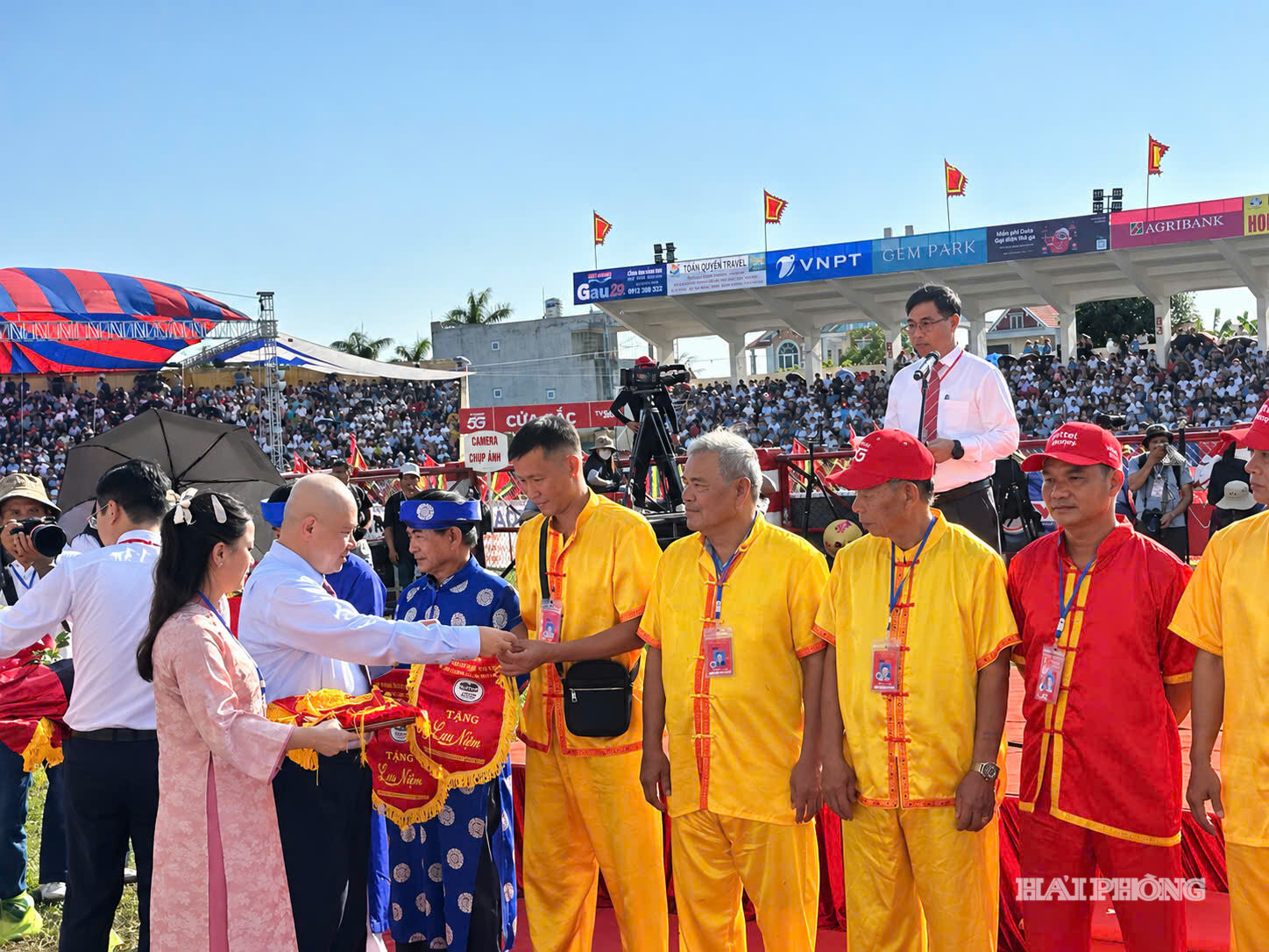 Sáng 19/9, chung kết Lễ hội chọi trâu truyền thống Đồ Sơn - VTV 2026 diễn ra sôi động tại sân vận động trung tâm phường Đồ Sơn, thu hút đông đảo người dân và du khách. Trong ảnh: Đồng chí Đỗ Thành Trung, Phó Bí thư Thành ủy, Chủ tịch UBND thành phố dự Lễ hội chọi trâu truyền thống Đồ Sơn - VTV 2026.