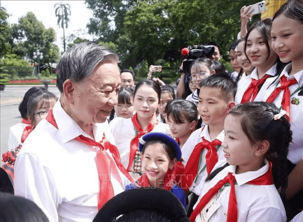 tong-bi-thu-voi-thieu-nhi.png