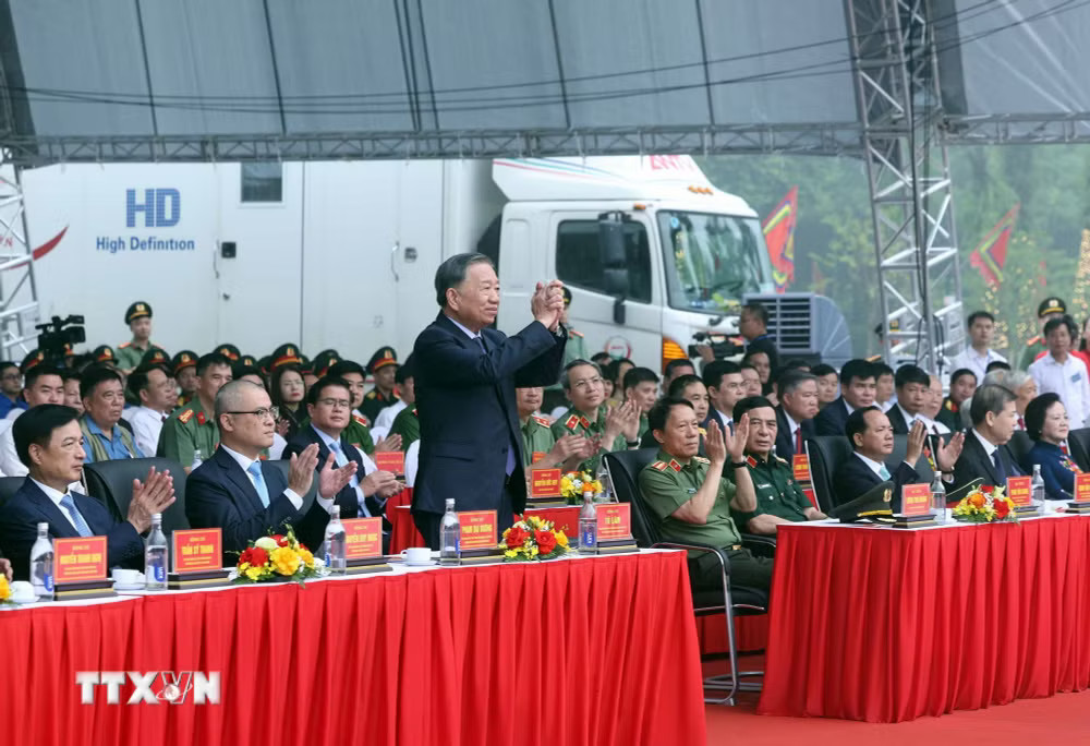 Tổng Bí thư, Chủ tịch nước Tô Lâm dự Lễ kỷ niệm 72 năm Ngày Bác Hồ về thăm Đền Hùng và khánh thành Tượng đài “Bác Hồ với Ngày hội non sông”. (Ảnh: Thống Nhất/TTXVN) ttxvn-1909-tong-bi-thu-chu-tich-nuoc-khanh-thanh-tuong-dai-bac-ho-voi-non-song-14.jpg