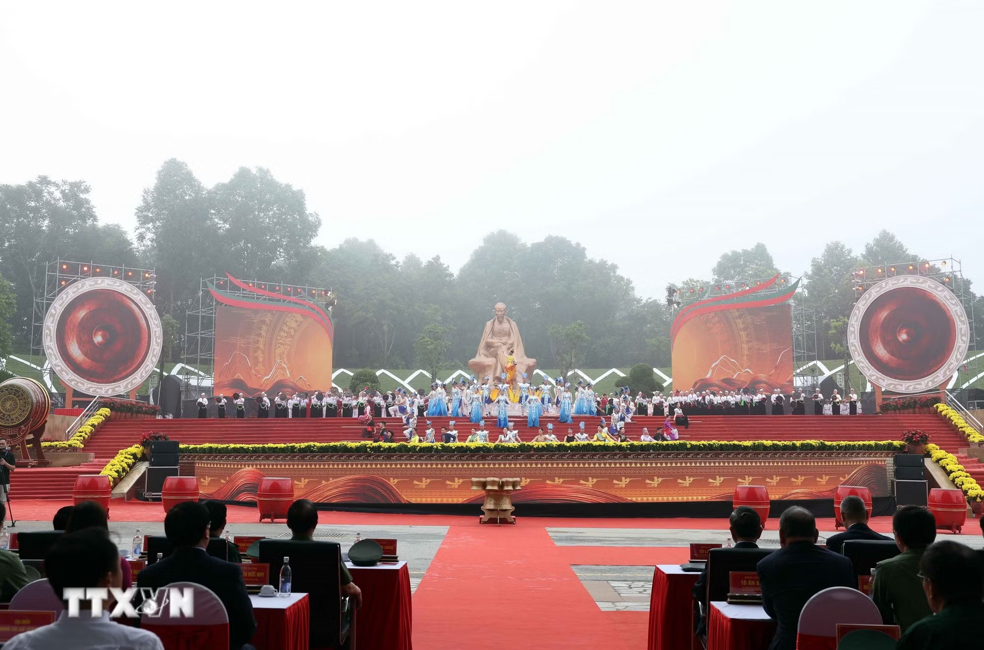 ttxvn-1909-tong-bi-thu-chu-tich-nuoc-khanh-thanh-tuong-dai-bac-ho-voi-non-song-13.jpg