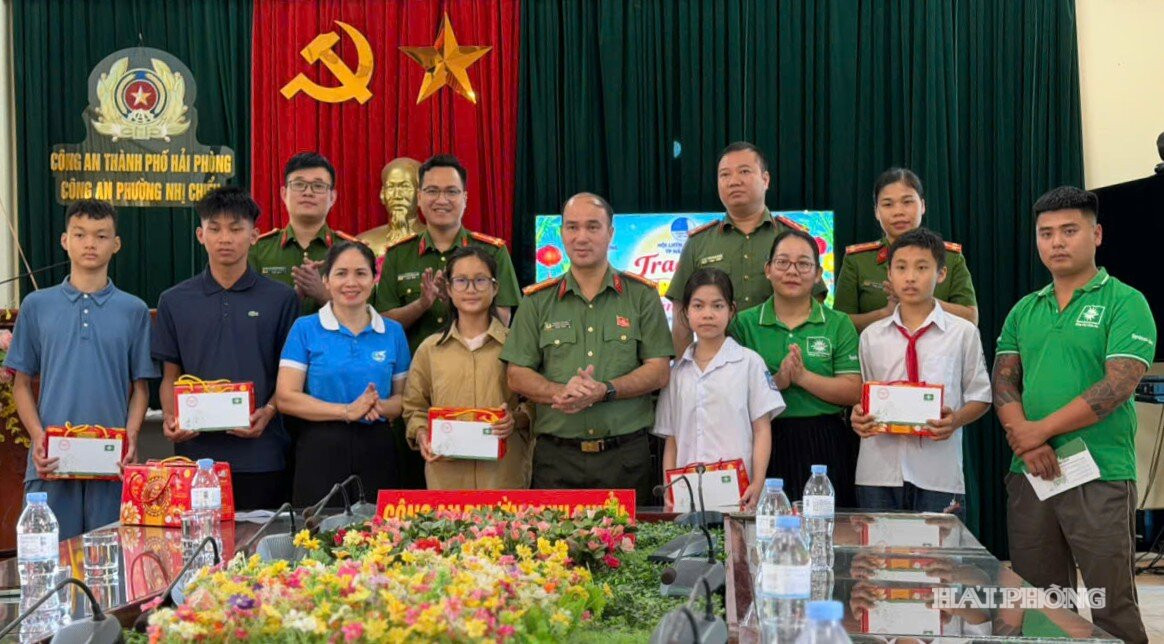 trao-qua-trung-thu.jpg