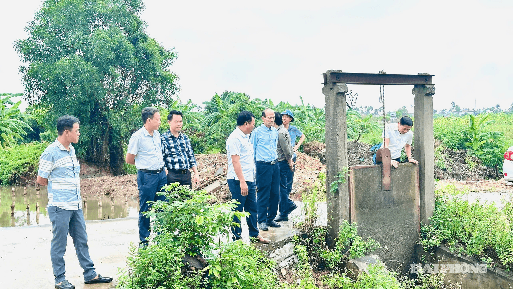 Các địa phương tăng cường kiểm tra, giám sát để đẩy nhanh tiến độ thực hiện các dự án, giải ngân vốn đầu tư công bảo đảm tiến độ. Trong ảnh: Đoàn giám sát HĐND xã An Trường kiểm tra Dự án nâng cấp tuyến đường qua khu dân cư thôn Thượng Trang.