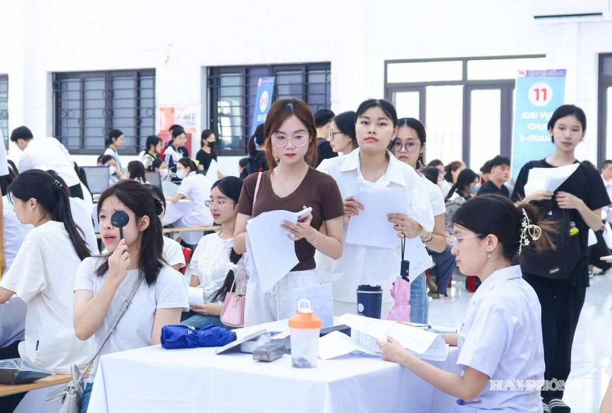 Bệnh viện Kiến An khám sức khỏe cho sinh viên Trường Đại học Hải Phòng.
