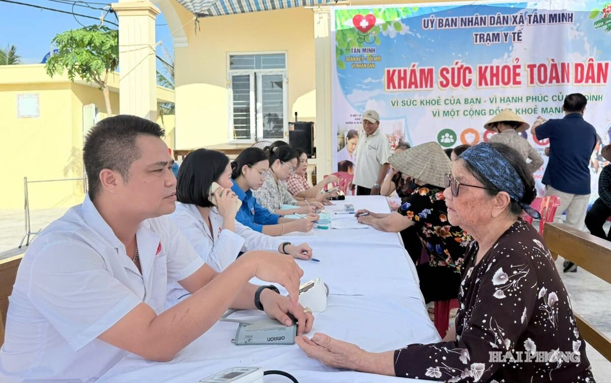 Xã Tân Minh tổ chức khám sức khỏe miễn phí cho nhân dân.