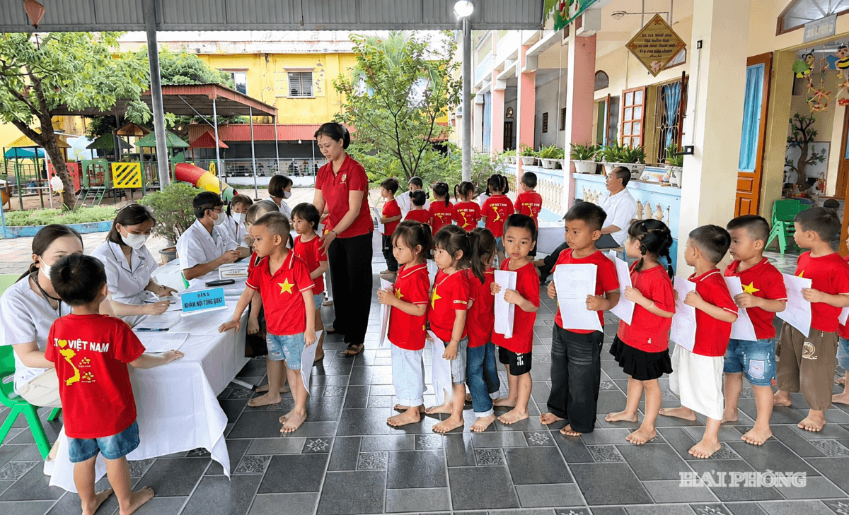Việc khám sức khỏe cho trẻ còn tạo cơ sở dữ liệu để quản lý suốt đời.