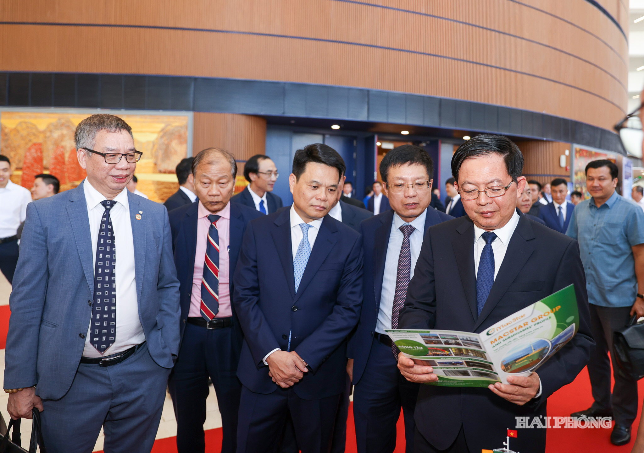 Các đồng chí lãnh đạo, đại biểu tham quan các gian trưng bày của doanh nghiệp trong khuôn khổ diễn đàn