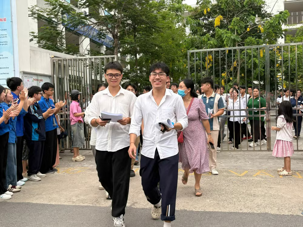 Những thí sinh đầu tiên rời điểm thi Trường Trung học cơ sở Linh Đàm, Hoàng Liệt sau buổi thi môn Toán. (Ảnh: Phạm Mai/Vietnam+) thi-tot-nghiep-11626-toan.jpg