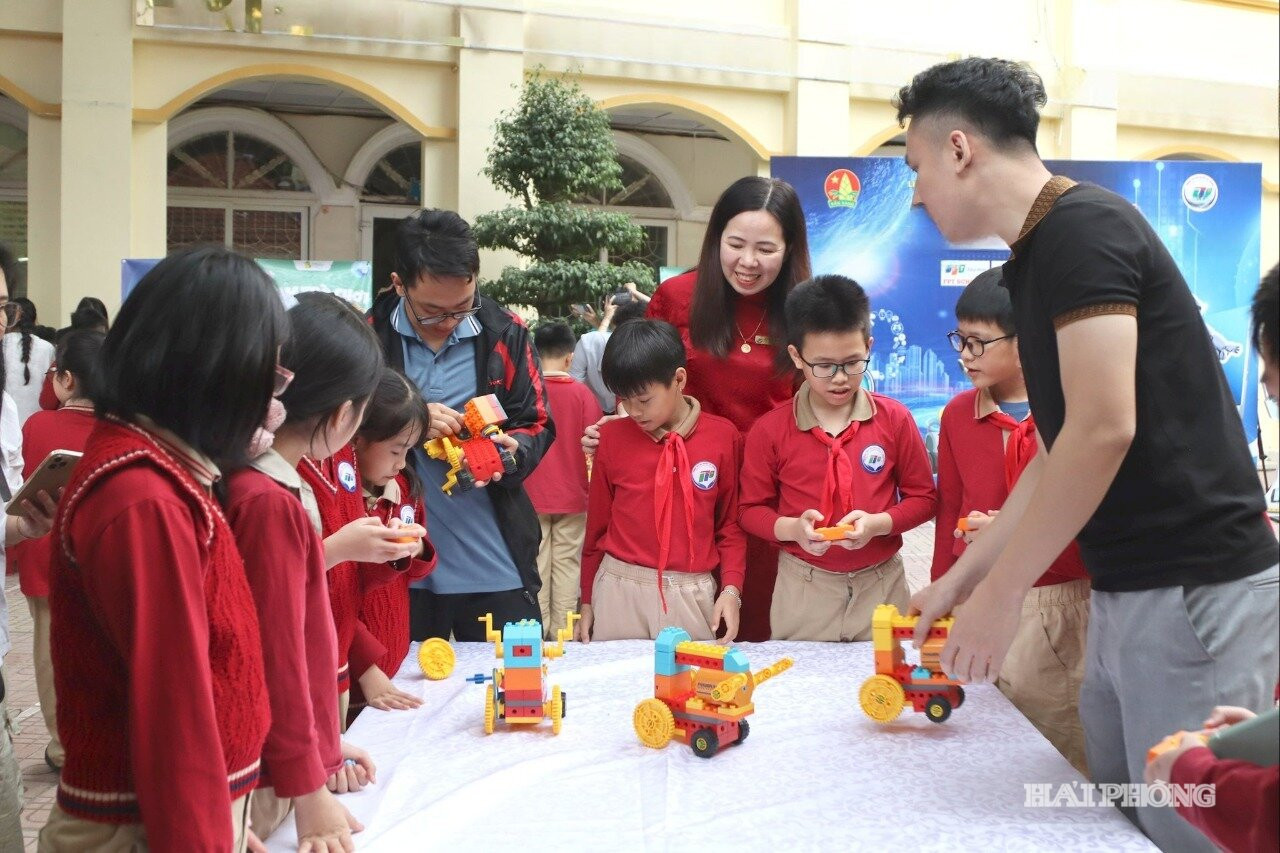 Học sinh Trường Tiểu học Nguyễn Tri Phương (phường Hồng Bàng) hào hứng trải nghiệm các hoạt động giáo dục STEM.