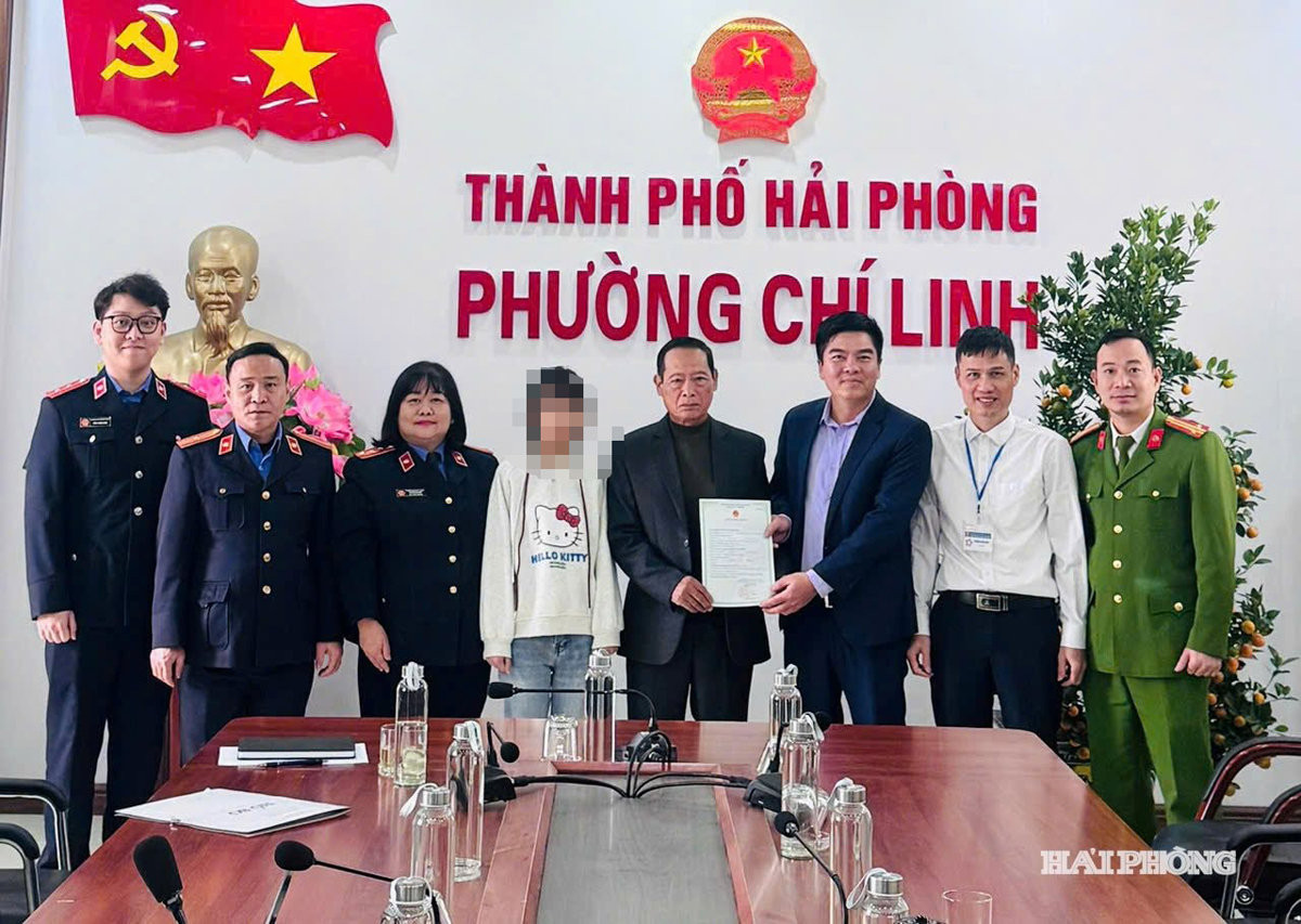 trao-giay-khai-sinh.jpg