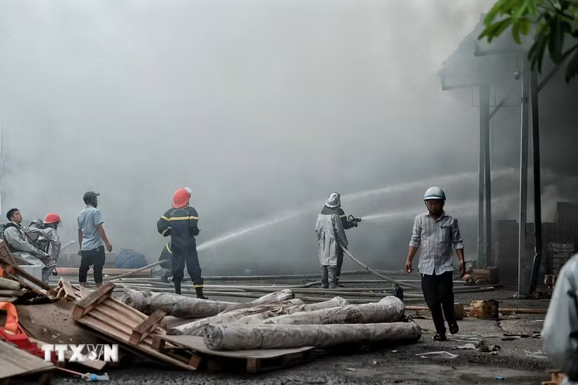 Sau hơn nửa tiếng, lực lượng Cảnh sát Phòng cháy chữa cháy và Cứu nạn cứu hộ với đầy đủ trang thiết bị đã khống chế được đám cháy. (Ảnh: Phạm Tuấn Anh/TTXVN)
