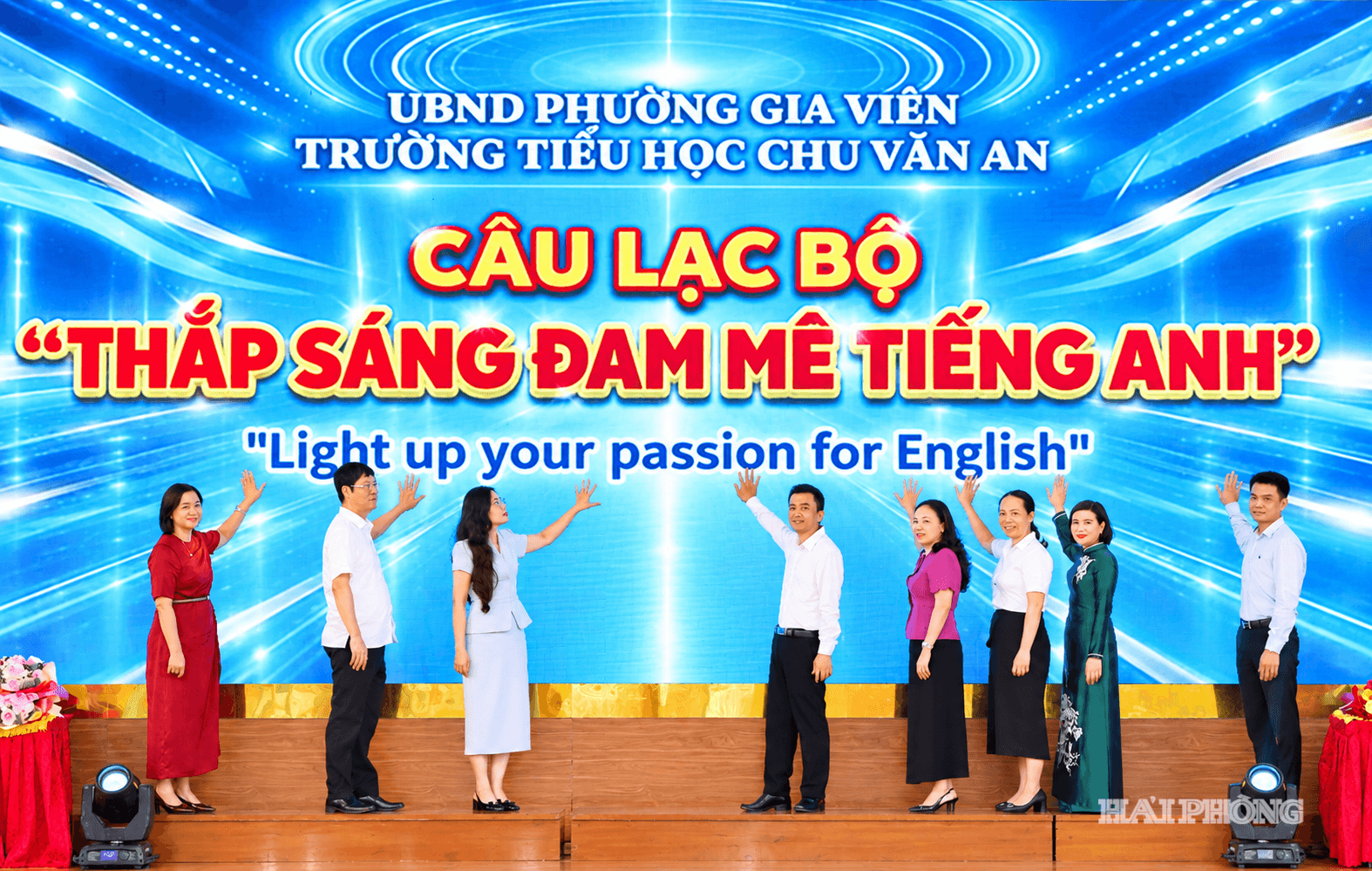 Đại diện nhà trường và nhà tài trợ trao quà tặng 12 học sinh vượt khó, học giỏi, động viên các em tiếp tục nỗ lực vươn lên trong học tập.