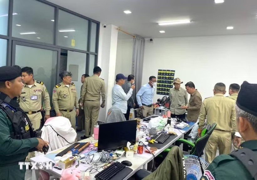 Trong cao điểm chiến dịch, chính quyền Đô thành Phnom Penh phối hợp cùng các cơ quan hữu quan triệt phá nhiều địa điểm được sử dụng làm trung tâm lừa đảo trực tuyến tại các quận trung tâm thủ đô Phnom Penh, bắt giữ hàng trăm nghi phạm, tịch thu nhiều vật chứng. (Ảnh: AKP/TTXVN phát)