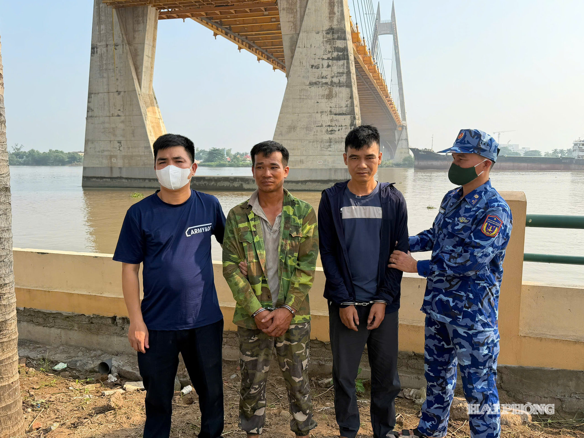 Đối tượng Lò Văn Nghĩa (trái) và Đoàn Mạnh Hùng (phải) tại thời điểm bị bắt giữ