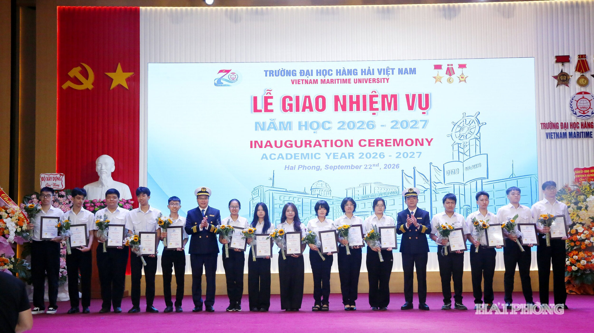Lãnh đạo nhà trường khen thưởng các sinh viên xuất sắc