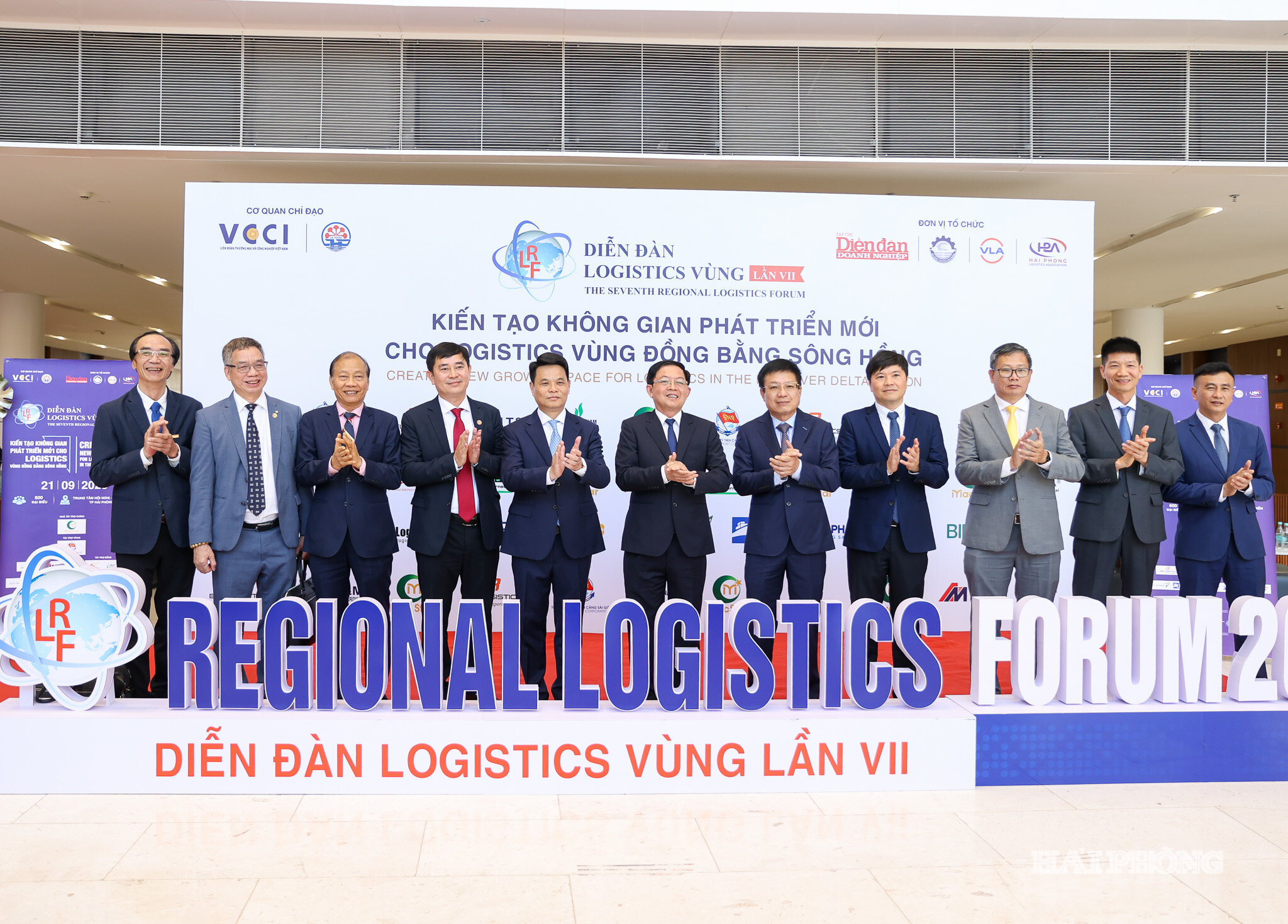 Trong ảnh: Các đồng chí Ủy viên Trung ương Đảng: Hồ Quốc Dũng, Phó Thủ tướng Chính phủ; Lê Ngọc Châu, Bí thư Thành ủy, Trưởng Đoàn đại biểu Quốc hội thành phố Hải Phòng cùng các đại biểu tại Diễn đàn Logistics vùng lần thứ VII năm 2026. Ảnh: LÊ DŨNG