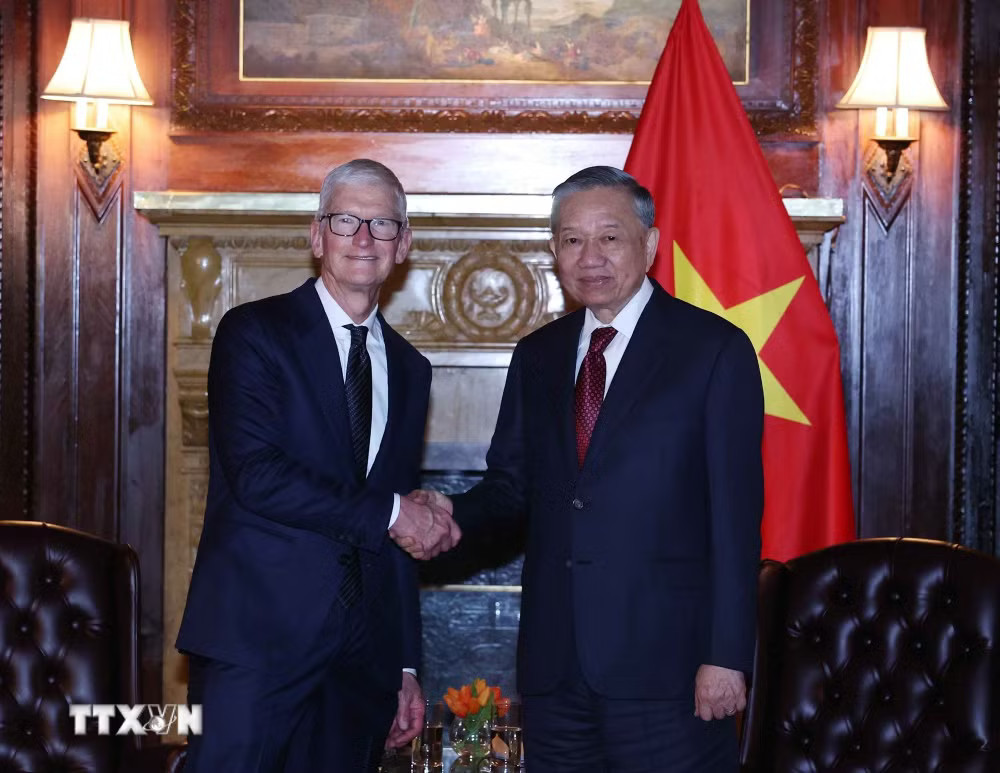 Tổng Bí thư, Chủ tịch nước Tô Lâm tiếp ông Tim Cook, Chủ tịch điều hành Tập đoàn Apple. (Ảnh: Thống Nhất/TTXVN) ttxvn-tong-bi-thu-chu-tich-nuoc-to-lam-tiep-pho-chu-tich-truong-quan-he-chinh-phu-toan-cau-cua-apple-9039966.jpg