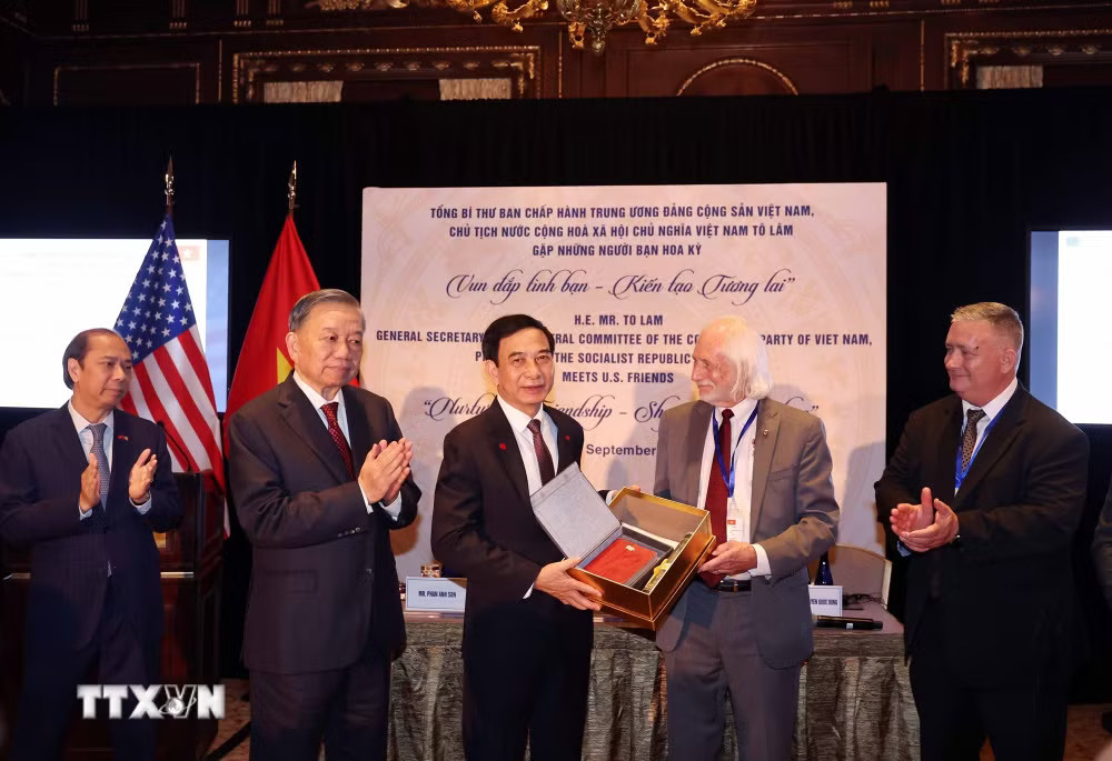 ttxvn-tong-bi-thu-chu-tich-nuoc-to-lam-gap-nhung-nguoi-ban-hoa-ky-9039956-7.jpg