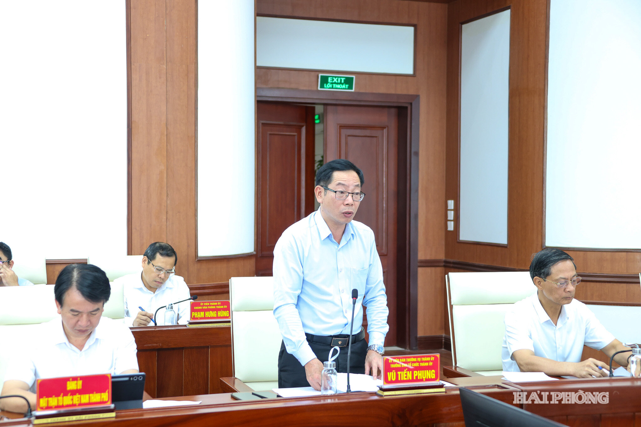 Đồng chí Vũ Tiến Phụng, Ủy viên Ban Thường vụ Thành ủy, Trưởng Ban Tổ chức Thành ủy báo cáo tại hội nghị