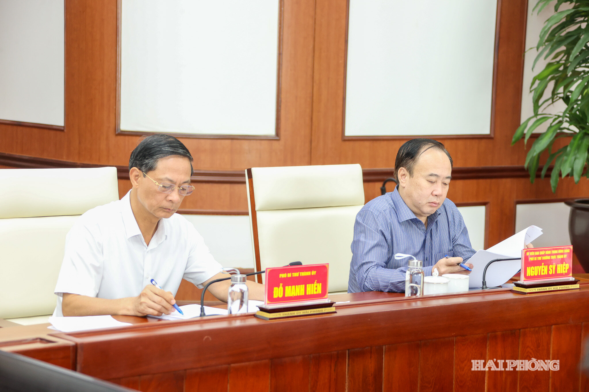 Các đồng chí: Nguyễn Sỹ Hiệp, Ủy viên Trung ương Đảng, Phó Bí thư Thường trực Thành ủy; Đỗ Mạnh Hiến, Phó Bí thư Thành ủy dự hội nghị