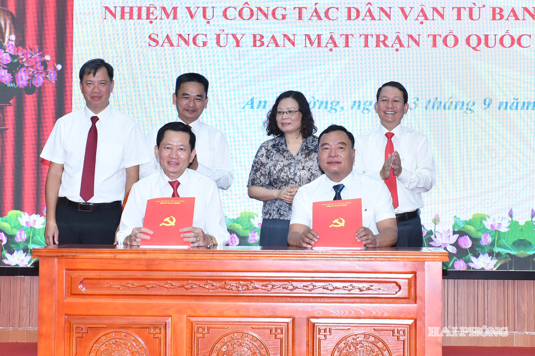 Các đại biểu chứng kiến ký kết chuyển giao nhiệm vụ công tác dân vận từ Ban Xây dựng Đảng sang Ủy ban MTTQ Việt Nam xã An Trường.