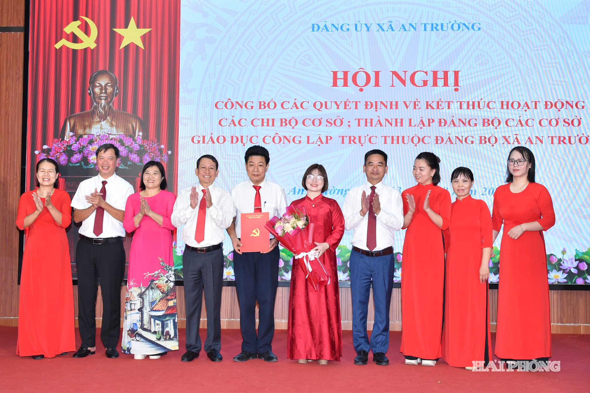 Lãnh đạo xã An Trường trao quyết định thành lập các tổ chức Đảng trên địa bàn.