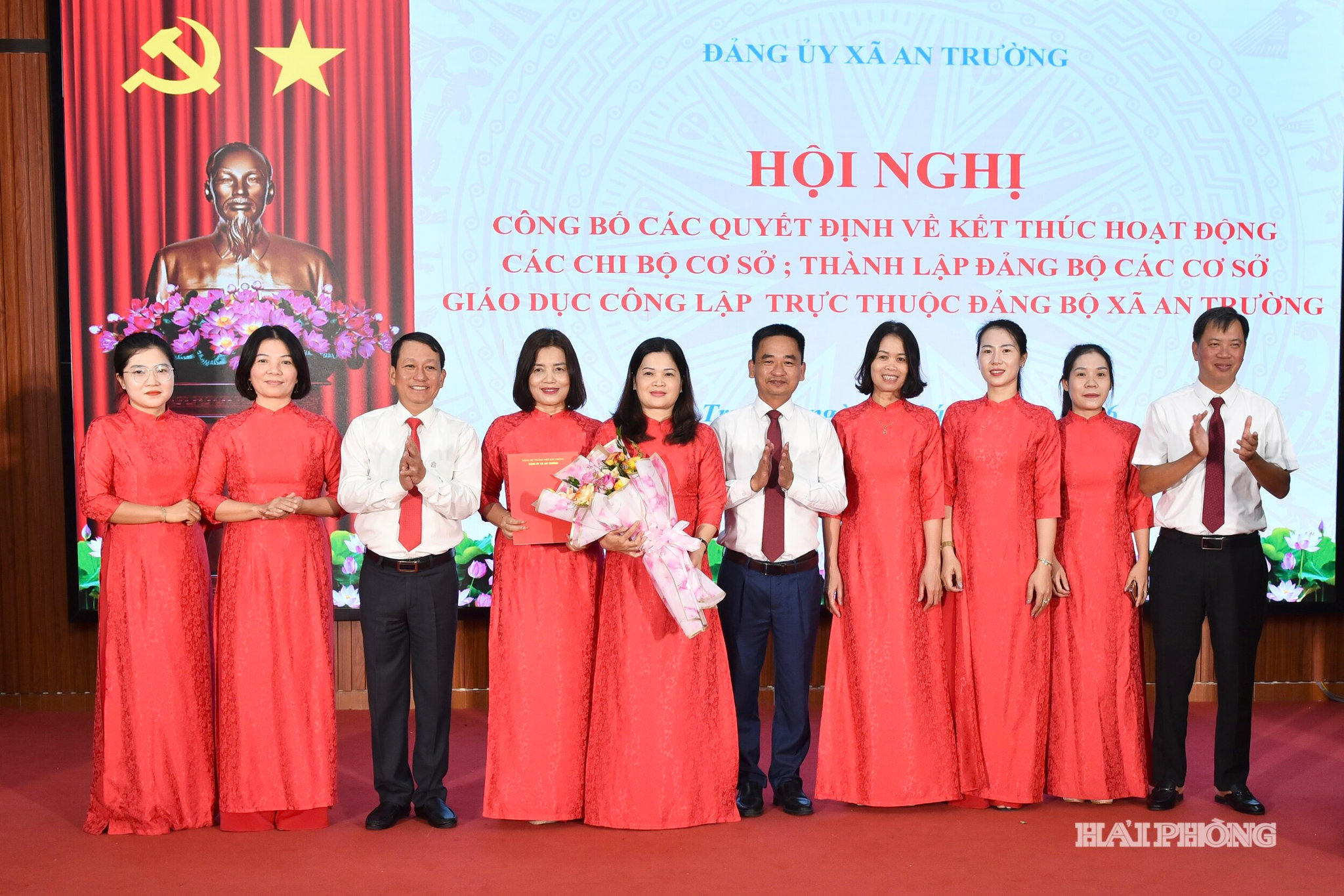 Lãnh đạo xã An Trường trao quyết định thành lập các tổ chức Đảng trên địa bàn.