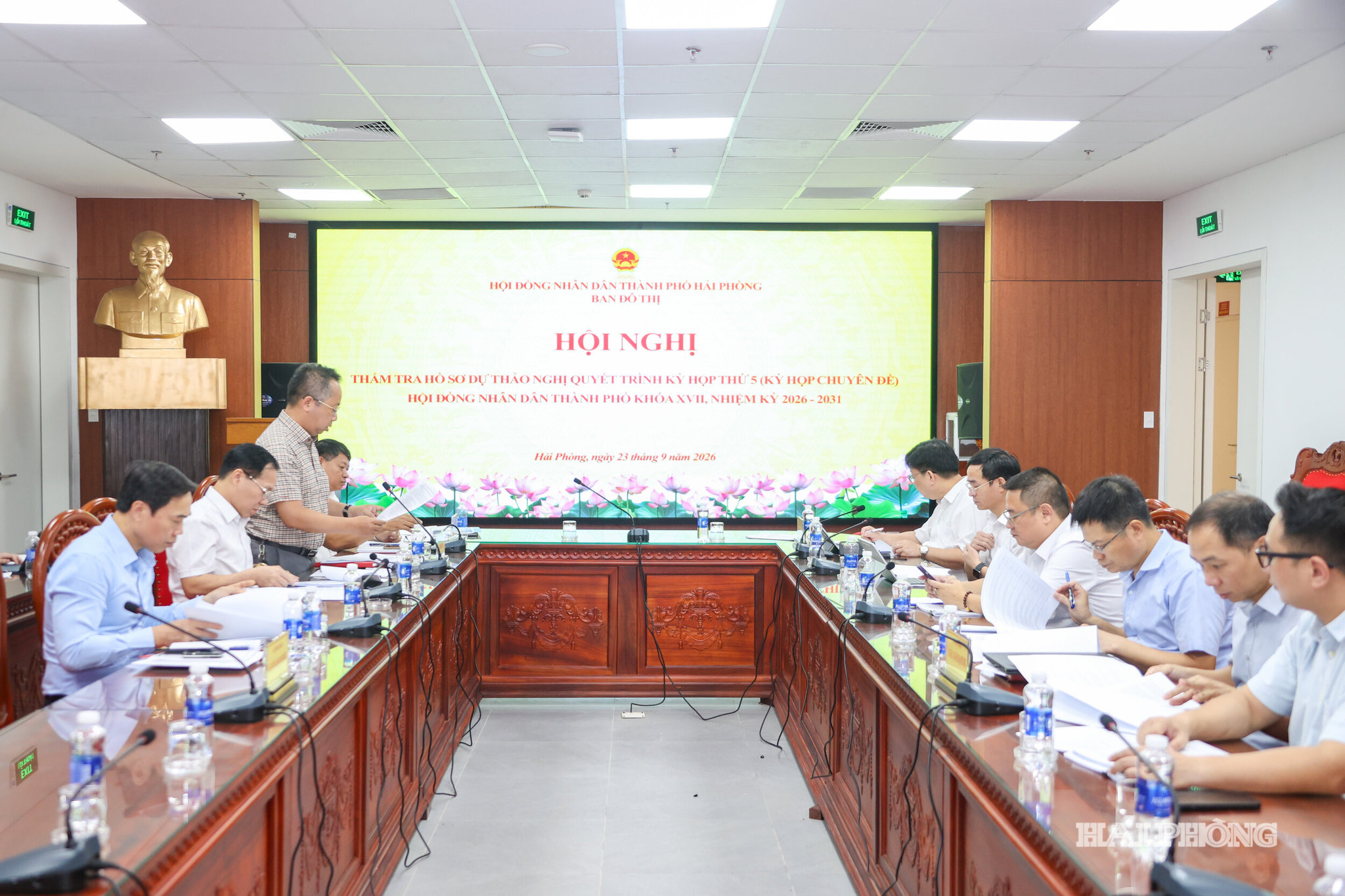 Quang cảnh cuộc làm việc