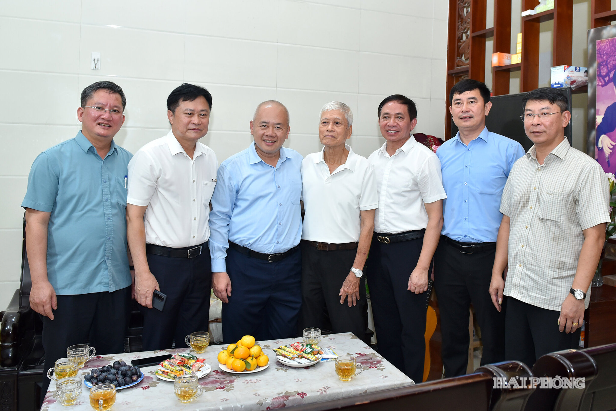 Đồng chí Đỗ Thành Trung, Phó Bí thư Thành uỷ, Chủ tịch UBND thành phố thăm, tặng quà Nghệ sĩ Phạm Lợi tại phường Gia Viên.