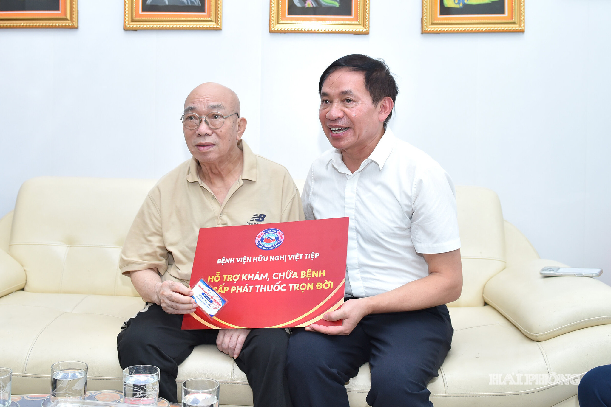 Các đơn vị, doanh nghiệp tặng quà Nhạc sĩ Tùng Ngọc tại phường Hải An.