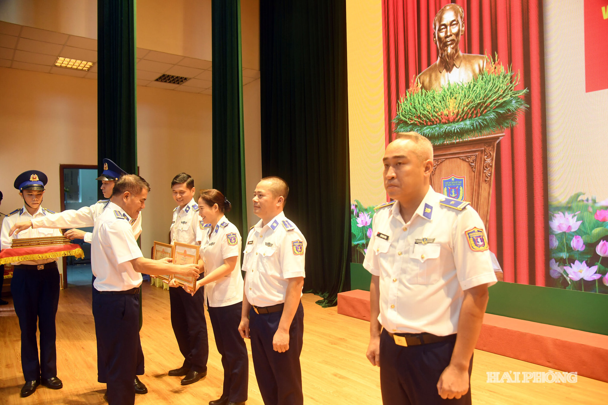 Đại tá Lương Cao Khải, Phó Tư lệnh-Tham mưu trưởng Vùng trao thưởng cho cá nhân có thành tích xuất sắc trong thực hiện các nhiệm vụ
