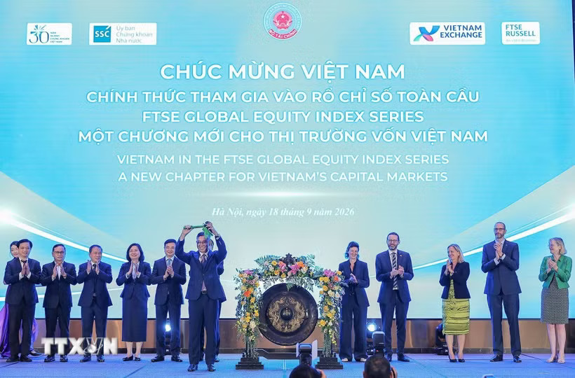 Bộ trưởng Tài chính Ngô Văn Tuấn thực hiện nghi thức đánh cồng, đánh dấu việc thị trường chứng khoán Việt Nam chính thức tham gia vào chỉ số thị trường mới nổi của FTSE GEIS (FTSE Global Equity Index Series). (Ảnh: Lê Đông/TTXVN)