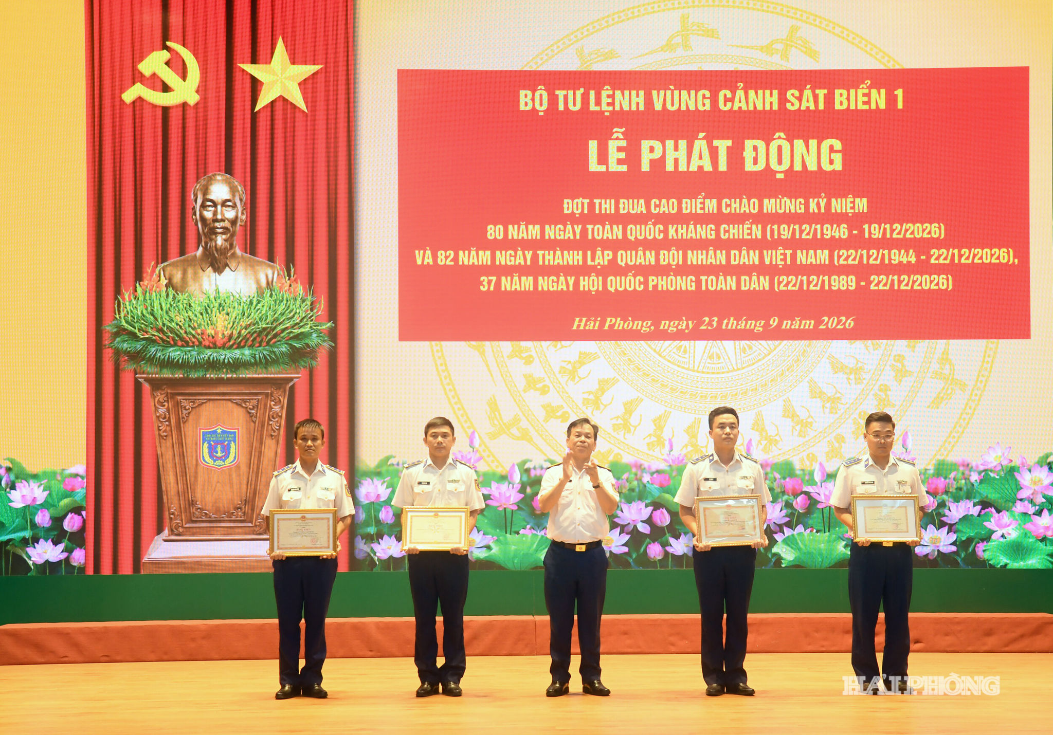 Thiếu tướng Trần Văn Thơ trao thưởng cho các tập thể và cá nhân có thành tích xuất sắc trong thực hiện các nhiệm vụ