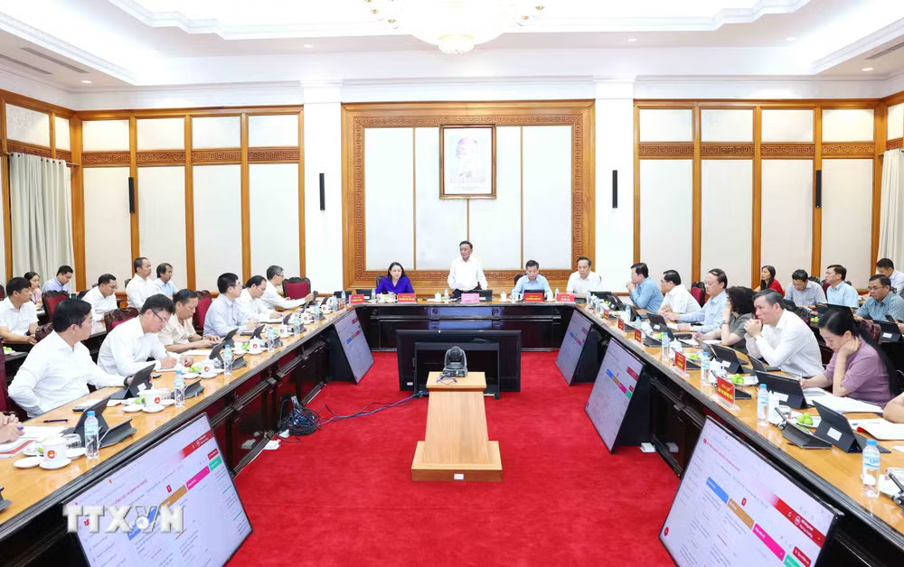 ttxvn_thuong-truc-ban-bi-thu-chu-tri-hop-ve-he-thong-quan-ly-cong-viec-danh-gia-can-bo-tren-moi-truong-so-9044110.jpg