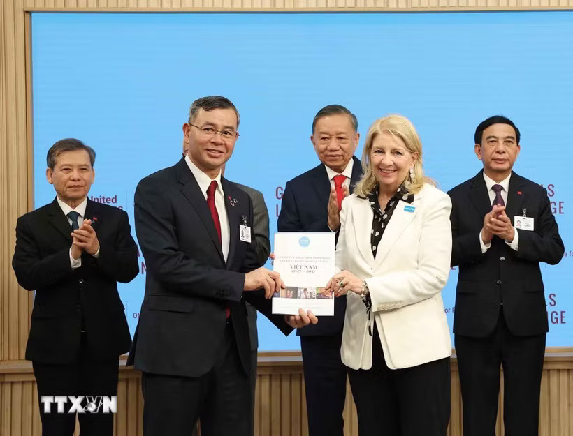 Tổng Bí thư, Chủ tịch nước Tô Lâm chứng kiến lễ trao văn kiện, thỏa thuận hợp tác của Việt Nam với các cơ quan của Liên hợp quốc. (Ảnh: Thống Nhất/TTXVN)