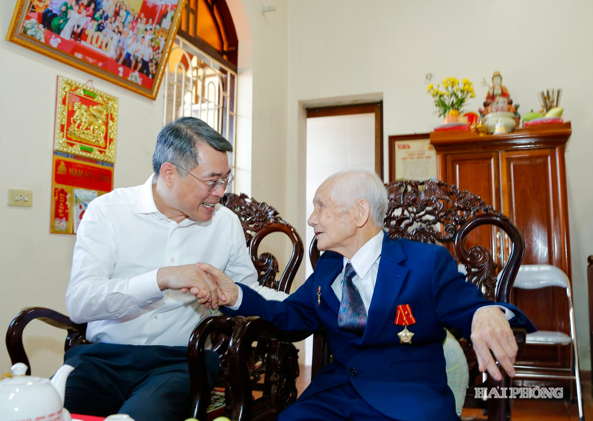 Đồng chí Lê Minh Hưng, Uỷ viên Bộ Chính trị, Thủ tướng Chính phủ thăm gia đình Đảng viên lão thành Lê Viết Khản ở Tổ dân phố Ngọc Xuyên, phường Đồ Sơn.