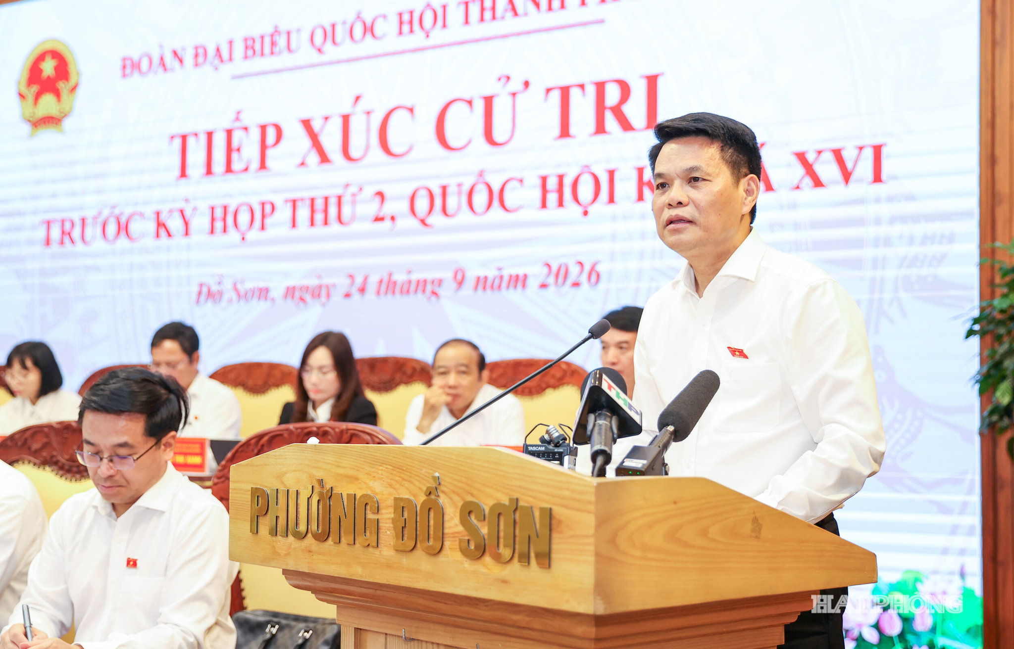 Đồng chí Lê Tiến Châu, Uỷ viên Trung ương Đảng, Bí thư Thành ủy, Trưởng đoàn Đại biểu Quốc hội thành phố Hải Phòng phát biểu tiếp thu ý kiến